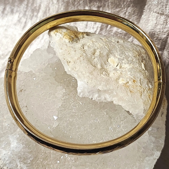 Vintage Smooth Gold Tone Plated Impressed Wreath Festoon Pattern Bangle Bracelet - Picture 2 of 14